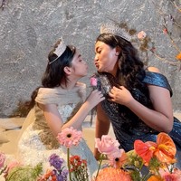 Penampilan Marshanda dan Sienna dalam pemotretan tersebut berhasil mencuri atensi netizen dan membuatnya banjir pujian. Masya Allah cantik banget... komentar salah seorang netizen. Foto: Instagram/@coutier_the