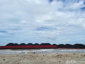 Pandangan Mata: Terseretnya 5 Kapal Tongkang ke Pesisir Palabuhanratu