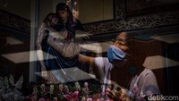Petugas juga membersihkan dekorasi-dekorasi untuk perayaan Natal.