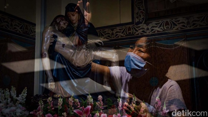Gereja Katedral Jakarta bersiap menyambut Natal 2022. Berbagai persiapan tengah dilakukan di gereja tersebut.