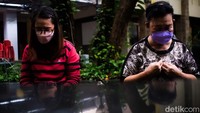 Saat ini beberapa jemaat masih bisa memasuki Gereja Katedral.