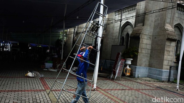 Gereja Katedral Jakarta bersiap menyambut Natal 2022. Berbagai persiapan tengah dilakukan di gereja tersebut.
