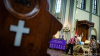 Petugas tengah mempersiapkan dekorasi untuk ibadah Natal di Gereja Katedral, Jakarta Pusat, Jumat (23/12/2022).