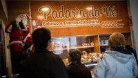 Toko kue itu dimiliki oleh Noemia Rainho. Kami memiliki semangat yang spektakuler di sini [Padaria da Ne].  