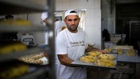 Bole rei juga dikenal sebagai king cake atau kue raja. Kue ini berbentuk cincin dengan bolong di tengah, yang dianggap ibarat mahkota raja.  
