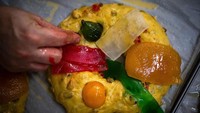 Menurut legenda, kue ini melambangkan pemberian dari Tiga Raja untuk bayi Yesus.   