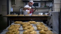 Bolo rei adalah kue yang selalu menemani momen Natal masyarakat Portugal.  