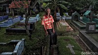 Bahkan area tempat pemakaman umum saja diletakan secara berdampingan agar nantinya kerabat keluarga akan lebih mudah jika berziarah ke makam Islam maupun ke makam Kristen. Karena dengan heterogenya masyarakat Kampung Sawah yang seringkali berziarah ke makam keluarganya yang berbeda keyakinan agar tetap menghormati dan menjaga indah serta sucinya toleransi.