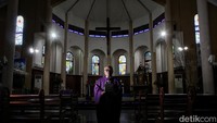 Romo FX Widoyoko yang menjadi salah satu pemuka agama umat Katolik di Gereja Santo Servatius. Gereja St. Servatius sudah ada sejak 1896 ditandai dengan dibaptisnya 18 putra asli Kampung Sawah oleh seorang misionaris dari Belanda. Bagi Romo Widoyoko toleransi antar umat bergama di Kampung Sawah adalah warisan leluhur nenek moyang yang harus dijaga oleh generasi saat ini.
