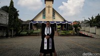 Pendeta William dari Gereja Kristen Pasundan berpose di depan Gereja yang dibangun pada 1874 dan menjadi gereja tertua di Kampung Sawah. Pendeta William juga ikut merasakan semangat toleransi di Kampung Sawah. Baginya salah satu kunci toleransi umat beragama di Kampung Sawah adalah saling percaya, komunikasi lancar dan keterbukaan. Sehingga pola segitiga rumah ibadah yang berdekatan itu menjadi simbol kerukunan antar umat beragama. Natal akan menjadi momen penting saat ibadah misa, banyak umat Muslim yang ikut partisipasi menjaga dan mengatur lalu lintas di sekitar gereja.