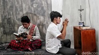 Ini adalah potret Ega yang beragama katolik (kanan) dan Zaki yang beragama Islam. Keduanya merupakan saudara kandung dari keluarga besar marga Napiun. Generasi muda ini menjadi contoh bagi pemuda saat ini untuk selalu akur walaupun beda keyakinan dan menghormati satu sama lain.