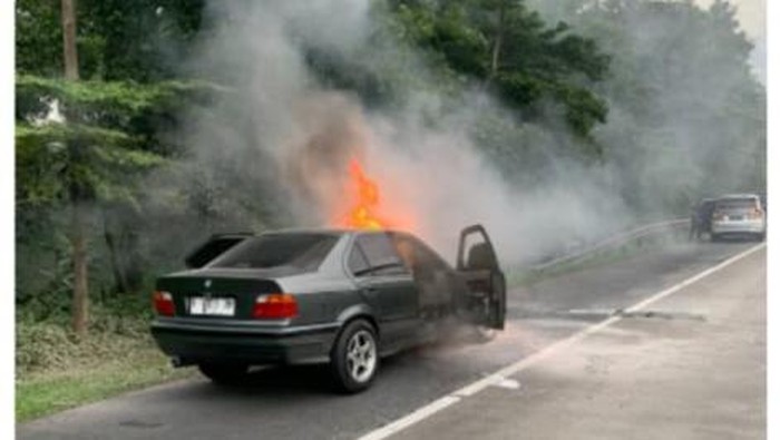 Mobil Terbakar di Tol Jagorawi (dok.ist)