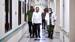 Momen Jokowi Jenguk Try Sutrisno yang Dirawat di RSPAD