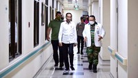 Tiba di lokasi sekitar pukul 14.40 WIB, Presiden Jokowi disambut oleh Kepala RSPAD Gatot Soebroto, Letjen TNI dr. Albertus Budi Sulistya.