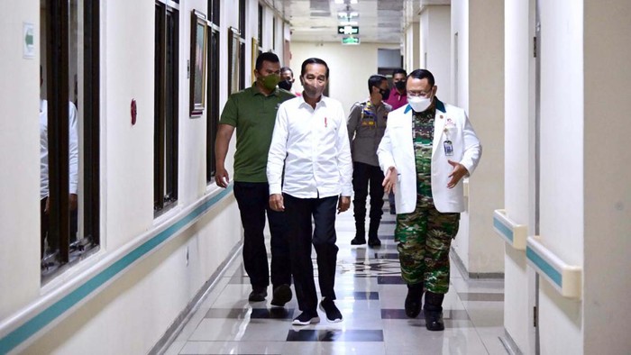 Wakil Presiden ke-6 RI, Try Sutrisno tengah dirawat di RSPAD Gatot Soebroto, Jakarta. Presiden Joko Widodo pun datang menjenguknya.