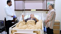 Presiden kemudian langsung menuju kamar tempat Try Sutrisno dirawat di Paviliun Kartika.