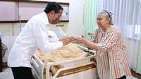 Jokowi menyalami istri Try Sutrisno.