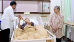 Momen Jokowi Jenguk Try Sutrisno yang Dirawat di RSPAD