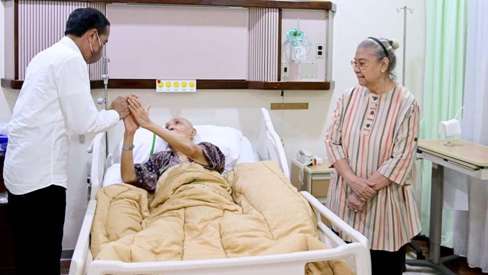 Momen Jokowi Jenguk Try Sutrisno yang Dirawat di RSPAD Wakil Presiden ke-6 RI, Try Sutrisno tengah dirawat di RSPAD Gatot Soebroto, Jakarta. Presiden Joko Widodo pun datang menjenguknya.