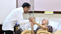 Presiden Joko Widodo menyalami Try Sutrisno yang terbaring di ruang perawatan.