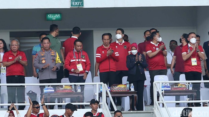 Presiden Jokowi menyaksikan pertandingan Timnas Indonesia vs Kamboja di SUGBK, Jakarta, Jumat (23/12/2022). Jokowi menonton dari tribun suporter.