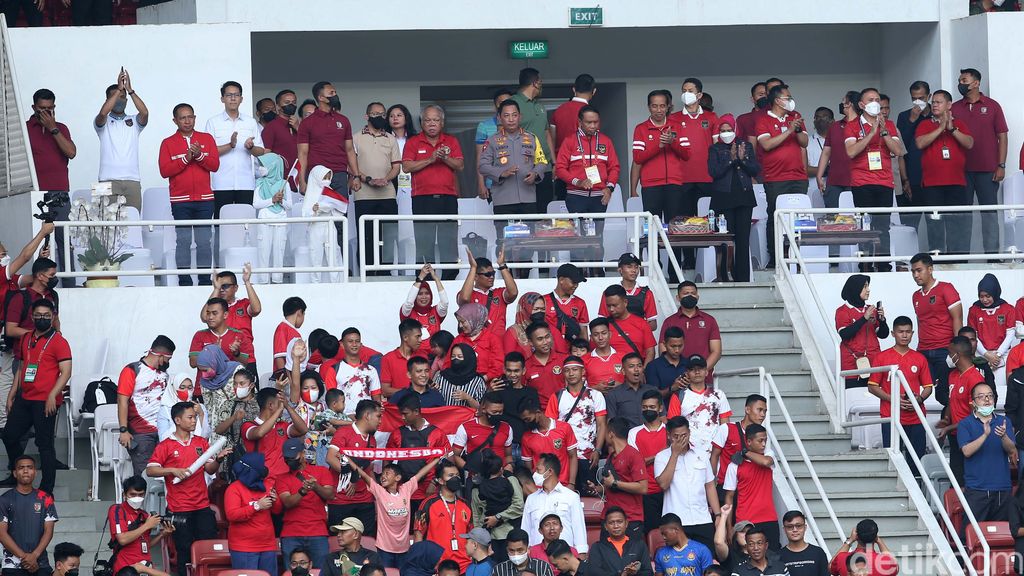 Presiden Jokowi menyaksikan pertandingan Timnas Indonesia vs Kamboja di SUGBK, Jakarta, Jumat (23/12/2022). Jokowi menonton dari tribun suporter.