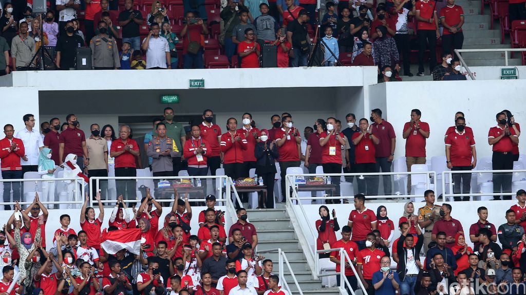 Presiden Jokowi menyaksikan pertandingan Timnas Indonesia vs Kamboja di SUGBK, Jakarta, Jumat (23/12/2022). Jokowi menonton dari tribun suporter.