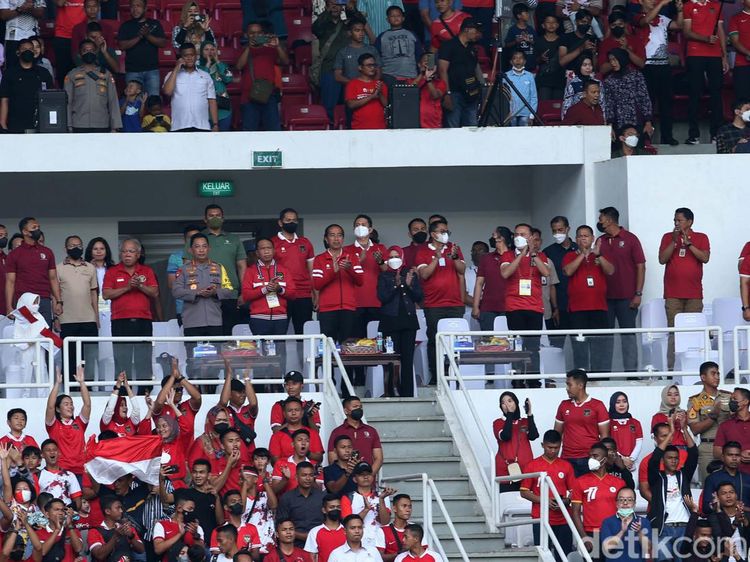 Momen Jokowi Satu Tribun dengan Penonton di SUGBK