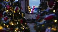 Huruf V yang melambangkan operasi militer khusus Rusia di Ukraina menghiasi pintu masuk Gorky Park. Pihak Rusia justru mengatakan Ukraina harus menerima hilangnya wilayah ke Rusia sebelum ada kesepakatan yang dicapai.  