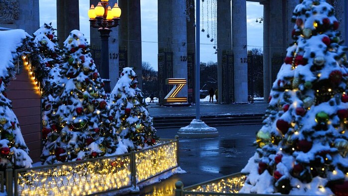 The letters 'Z' and 'V' that symbolise Russia's special military operation in Ukraine adorn the entrance to the Gorky Park decorated for the New Year and Christmas festivities in Moscow, Russia, Tuesday, Dec. 20, 2022. (AP Photo/Alexander Zemlianichenko)