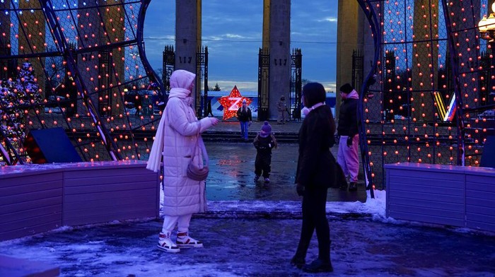 Moskow Bersolek Sambut Natal dan Tahun Baru The letters 'Z' and 'V' that symbolise Russia's special military operation in Ukraine adorn the entrance to the Gorky Park decorated for the New Year and Christmas festivities in Moscow, Russia, Tuesday, Dec. 20, 2022. (AP Photo/Alexander Zemlianichenko)