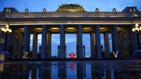 Huruf Z dan V yang melambangkan operasi militer khusus Rusia di Ukraina menghiasi pintu masuk Taman Gorky. Kementerian Pertahanan Rusia pernah mengunggah di laman Instagram-nya tentang simbol Z dan V. Z berarti Za pobedu (untuk kemenangan) dan V berarti (kekuatan kebenaran).
