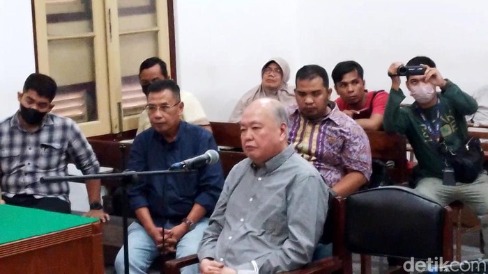 Mujianto saat mendengarkan hakim membacakan vonis bebas di PN Medan. (Farid Achyadi Siregar/detikSumut)