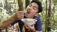 Kin Survive, YouTuber yang memiliki konten berpetualang. Ia kerap menemukan buah langka, menangkap ikan di sungai, hingga memasak dengan bahan seadanya. Foto: YouTube