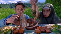 Channel YouTube Keindahan Desaku sedang menjadi perbincangan karena konsep mukbang yang sederhana. Videonya dibuat oleh pasangan suami istri paruh baya yang tinggal di desa. Makanan yang disantap berupa masakan rumahan. Foto: YouTube
