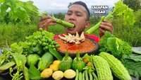 YouTuber Danil Official yang telah memiliki 182 ribu pengikut ini kerap mengunggah konten mukbang lalapan. Bahkan, daun pepaya dan pare mentah juga ia santap dengan cocolan sambal. Foto: YouTube