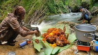 Konten mukbang hasil laut yang langsung ditangkap juga dibuat oleh YouTuber Nugroho HuntingVlog. Seperti memasak kepiting soka dengan bumbu sambal balado. Foto: YouTube