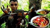 Herman Baruga, YouTuber yang kerap membuat konten mukbang dan masak hidangan laut. Ia kerap mendapatkan hasil laut itu secara langsung dan memasaknya. Seperti kepiting yang disantapnya ini. Foto: YouTube