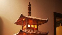 Netizen ini memamerkan gingerbread house buatan ayahnya. Tampak mirip pagoda dan menjulang. Kreatif sekali ya!
