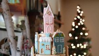 Namanya Christmas Village Cake. Susunannya terlihat cantik dan menarik dengan warna-warna pastel. 