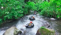 Selain itu ada juga objek wisata river tubing di atas aliran deras sungai. Wisata ekstrem ini bisa dinikmati bersama sahabat terdekat ataupun bersama keluarga. Peralatannya pun sudah disediakan oleh pihak setempat. (Foto: Siti Fatimah/detikJabar)