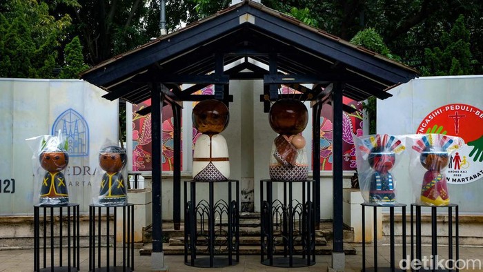 Ondel-ondel hingga Wayang Sambut Natal di Gereja Katedral Gereja Katedral Jakarta bersiap menyambut Natal 2022. Berbagai persiapan tengah dilakukan, termasuk patung ondel-ondel sampai dekorasi wayang yang menghiasi area gereja.