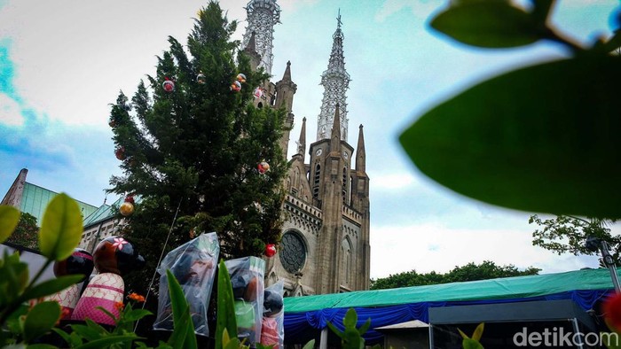 Gereja Katedral Jakarta bersiap menyambut Natal 2022. Berbagai persiapan tengah dilakukan, termasuk patung ondel-ondel sampai dekorasi wayang yang menghiasi area gereja.