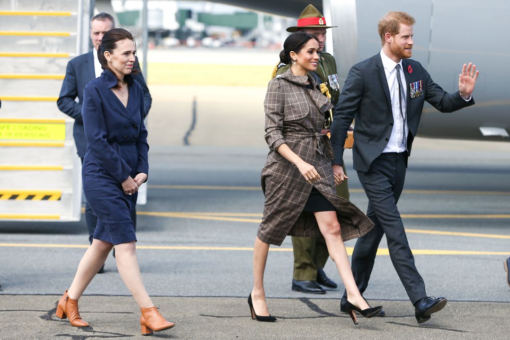 WELLINGTON, NEW ZEALAND - OCTOBER 28:  Prince Harry, Duke of Sussex and Meghan, Duchess of Sussex walk with Prime Minister Jacinda Ardern after arriving at the Wellington International Airport Military Terminal on October 28, 2018 in Wellington, New Zealand. The Duke and Duchess of Sussex are on their official 16-day Autumn tour visiting cities in Australia, Fiji, Tonga and New Zealand.  (Photo by Hagen Hopkins/Getty Images)