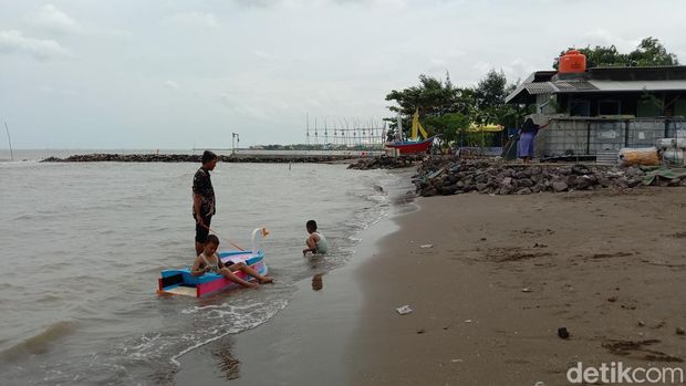 Pantai Tirta Ayu di Indramayu.