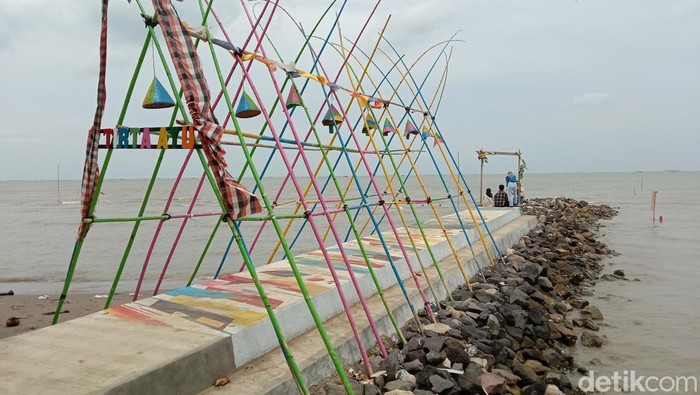 Pantai Tirta Ayu di Indramayu. Pantai Tirta Ayu di Indramayu.
