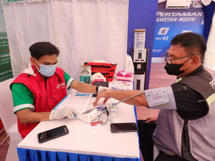 Para nakes ini siap memberikan pelayanan kesehatan kepada masyarakat yang sedang melakukan perjalanan mudik maupun berlibur.