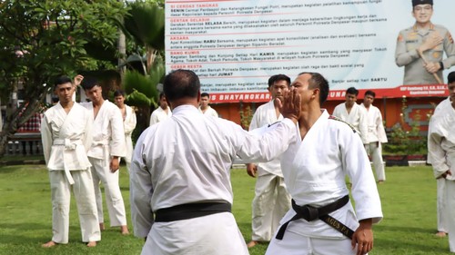 Para personel Polresta Denpasar melakukan latihan peningkatan kemampuan menembak dan bela diri jelang pengamanan Nataru. (Dok. Polresta Denpasar)