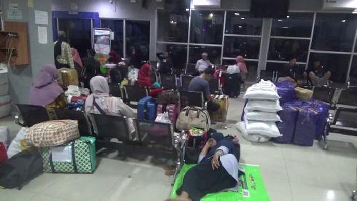 Penumpang bermalam di Terminal Pelabuhan Parepare akibat kapal gagal berangkat akibat cuaca buruk.