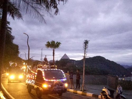 Pawai pohon Natal keliling Kota Labuan Bajo saat melintasi kawasan Puncak Waringin. (Ambrosius Ardin)